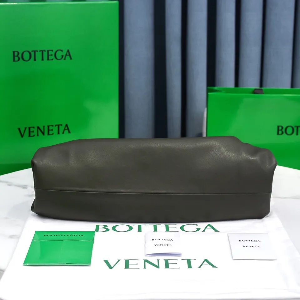 Batch 1660 Bottega Veneta cloud bag ☁️POUCH series original plain calfskin, super low-key and attractive, soft and casual, major Internet celebrity bloggers are crazy about calling it fashionable and classy, ​​lazy and intellectual Large size: 38x20x8.5cm (large cloud plain) dark green